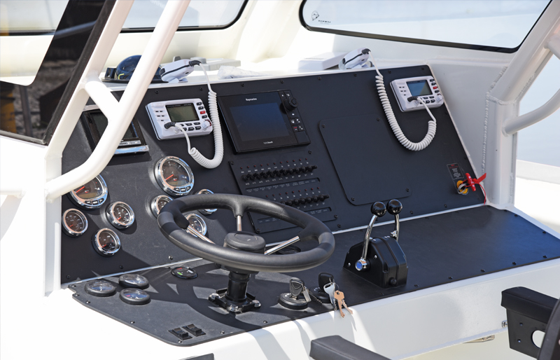 Metal-Shark-52-Fearless-center-console-US-Navy-Helm-Layout-Dash-Design-High-Performance-Aluminum-Boat.jpg