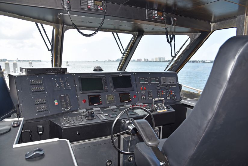 Elevated pilothouse combined with Metal Shark's signature "pillarless" glass provides superb visibility.